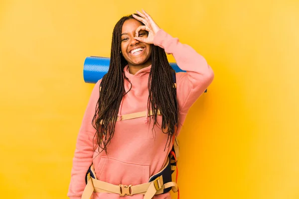Ung Afrikansk Amerikansk Backpacker Kvinna Isolerade Glada Hålla Gest Ögat — Stockfoto
