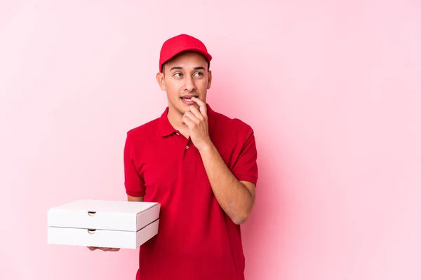 Ung Pizza Leverans Latin Man Isolerade Avslappnad Tänka Något Tittar — Stockfoto