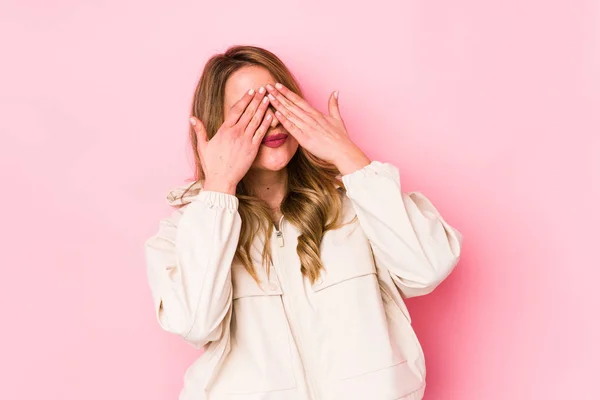 Ung Kaukasisk Kvinna Isolerad Rosa Bakgrund Rädd Täcka Ögon Med — Stockfoto