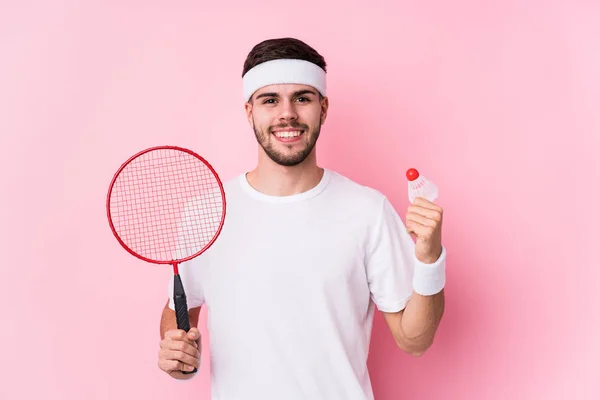 Jeune Homme Caucasien Jouant Badminton Isolé Heureux Souriant Joyeux — Photo