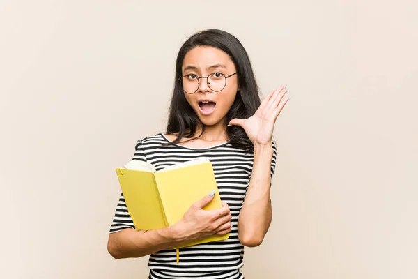 Junge Asiatische Studentin Mit Buch Überrascht Und Schockiert — Stockfoto