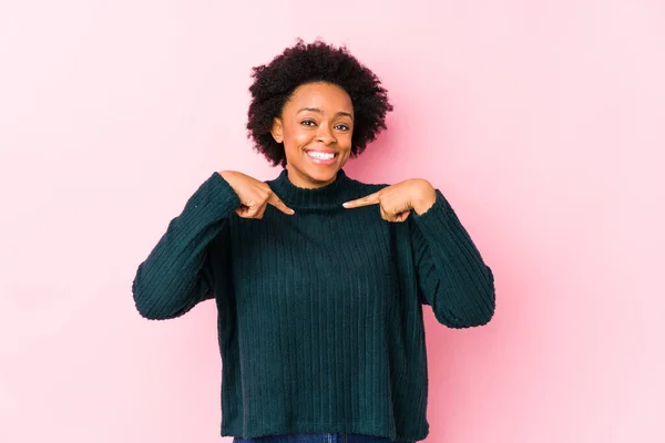 Mujer Afroamericana Mediana Edad Sobre Fondo Rosa Aislada Sorprendida Señalando —  Fotos de Stock