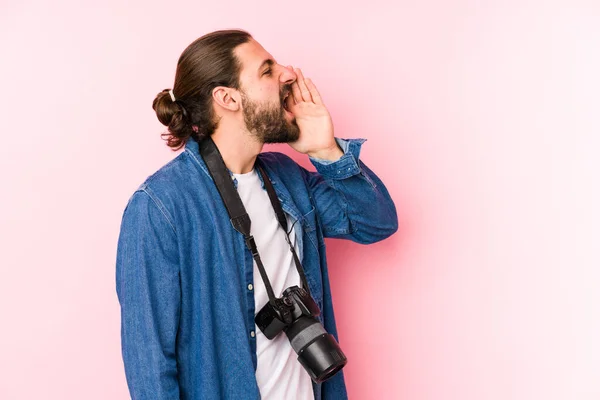 Joven Fotógrafo Caucásico Hombre Aislado Gritando Sosteniendo Palma Cerca Boca — Foto de Stock