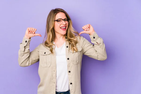 Mujer Caucásica Joven Aislado Sobre Fondo Púrpura Siente Orgulloso Seguro — Foto de Stock