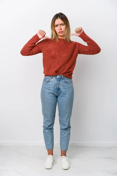 Corpo Pieno Giovane Donna Caucasica Sente Orgoglioso Sicuro Esempio Seguire — Foto Stock