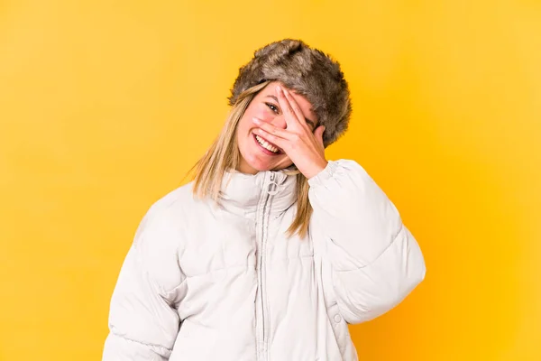 Joven Mujer Caucásica Usando Una Ropa Invierno Aislado Parpadeo Cámara —  Fotos de Stock