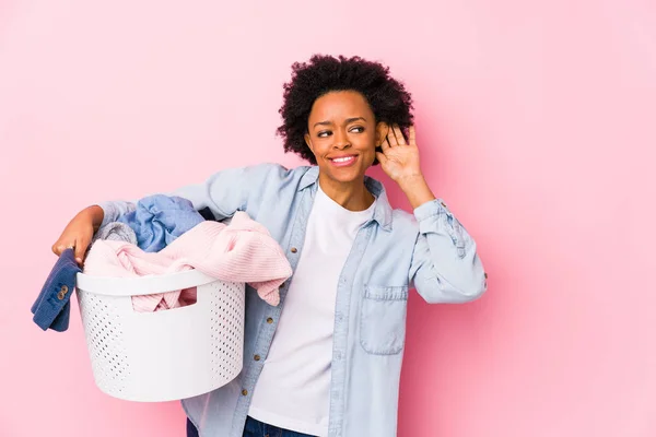 中年非洲裔美国妇女独自洗衣服 试图听闲话 — 图库照片
