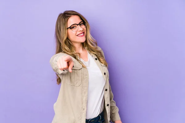 Giovane Donna Caucasica Isolata Sfondo Viola Sorrisi Allegri Che Puntano — Foto Stock