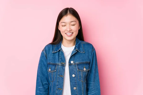 Junge Chinesin Posiert Auf Rosa Hintergrund Isoliert Lacht Und Schließt — Stockfoto