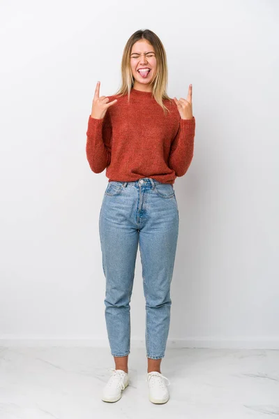 Cuerpo Completo Joven Caucásico Mujer Mostrando Rock Gesto Con Los — Foto de Stock