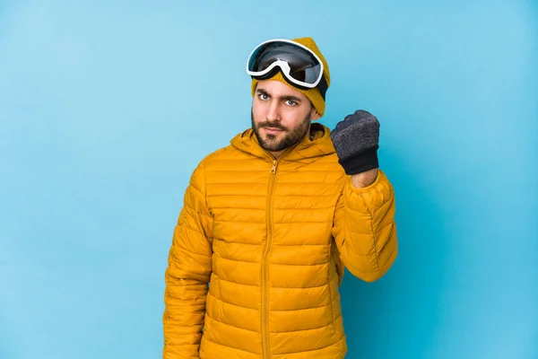 若いスキーヤー白人男性は カメラに拳を示す孤立 積極的な顔の表情 — ストック写真