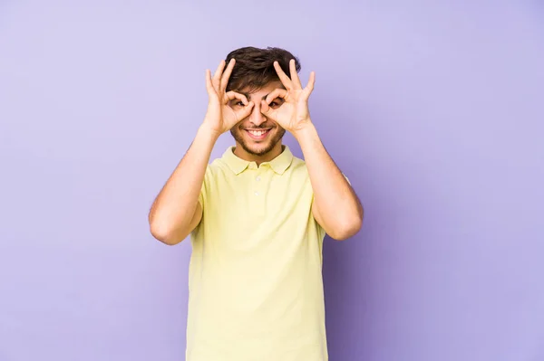 Hombre Árabe Joven Aislado Sobre Fondo Púrpura Que Muestra Signo —  Fotos de Stock