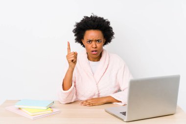 Orta yaşlı Afrikalı Amerikalı kadın evde tek başına çalışıyor. Bir fikri ve ilham konsepti var..