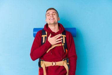 Genç beyaz adam elini göğsüne koyduğunda kahkahalarla gülüyor..