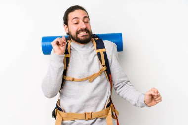 Genç sırt çantalı adam beyaz bir arka planda izole edilmiş dans ediyor ve eğleniyor..