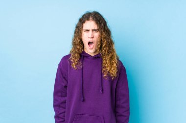 Uzun saçlı adam yalnız poz veriyor. Çok sinirli ve saldırgan çığlıklar atıyor..