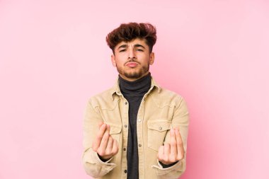 Arka planda poz veren genç bir Arap, kadının hiç parası olmadığını gösteriyor..