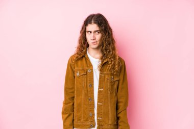 Genç, uzun saçlı, yalnız poz veren kafası karışmış, kuşkulu ve kararsız bir adam..