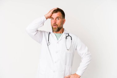 Beyaz arka planda izole edilmiş kıdemli doktor şok geçiriyordu, önemli bir toplantıyı hatırladı..