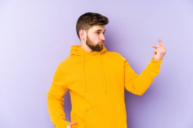 Mor arka planda izole edilmiş genç adam seni işaret ederek sanki davet ediyormuş gibi yaklaş..