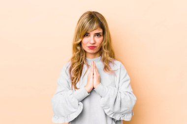 Sarışın, beyaz bir kadın dua ediyor, bağlılık gösteriyor, dindar biri ilahi ilhamı arıyor..