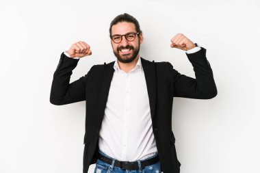 Beyaz arka planda izole edilmiş beyaz bir iş adamı güçlü bir jest yapıyor, kadınsı gücün sembolü.