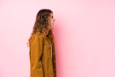 Genç, uzun saçlı adam izole edilmiş poz veriyor. Kopya alanına doğru bağırıyor.