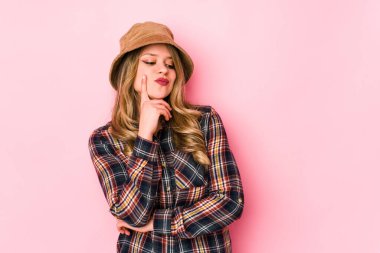 Kafkasyalı bir şapka takan genç bir kadın. Düşünüyor, bir strateji planlıyor, nasıl bir iş kurulacağını düşünüyor..