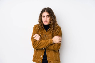 Uzun saçlı adam, düşük ateş ya da hastalık yüzünden soğumuş gibi poz veriyor..