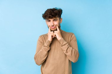 Genç Arap adam iki seçenek arasındaki şüpheyi izole etti.