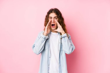 Uzun saçlı adam münzevi pozu veriyor..