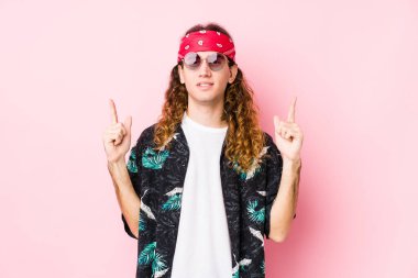 Genç beyaz adam izole edildi. İki parmağı da boş bir alan gösteriyor..