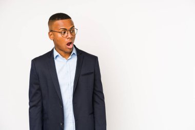 Genç iş adamı beyaz arka planda izole edilmiş bir adam gördüğü bir şey yüzünden şoka uğruyor..