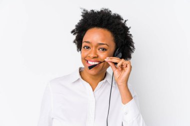 Genç Afro-Amerikan tele pazarlamacı kadın izole edilmiş, parmaklarıyla bir cep telefonu hareketi gösteriyor..