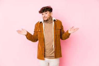 Yalnız poz veren genç bir Arap.