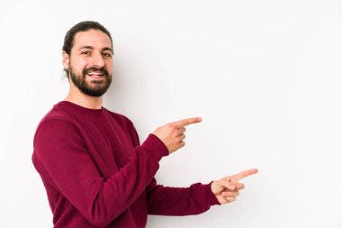 Genç, uzun saçlı, beyaz bir arka planda izole edilmiş..