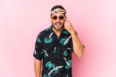 Genç hippi izole edilmiş işaret parmağıyla hayal kırıklığı işareti yapıyor..