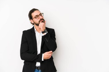 Beyaz bir arka planda izole edilmiş beyaz bir iş adamı şüpheli ve şüpheci bir ifadeyle yana bakıyor..