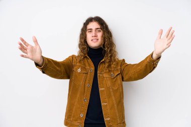 Yalnız poz veren uzun saçlı adam kameraya sarıldığı için kendinden emin görünüyor..