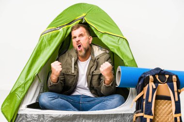 Beyaz arka planda izole edilmiş bir çadırın içindeki son sınıf öğrencisi çok sinirli ve agresif bağırıyor..