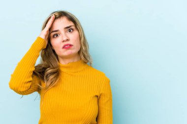 Sarışın, beyaz bir kadın şok geçiriyordu. Önemli bir buluşmayı hatırladı..