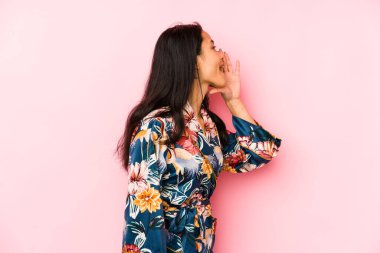 Asyalı pijama giyen genç Çinli kadın neşeli ve kendinden emin bir şekilde hareket ediyor..