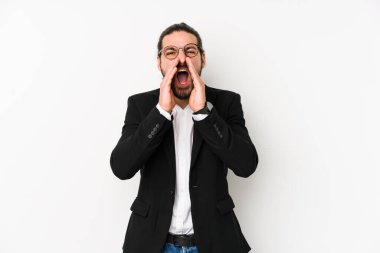 Beyaz arka planda izole edilmiş beyaz bir iş adamı heyecanlı bir şekilde bağırıyor..