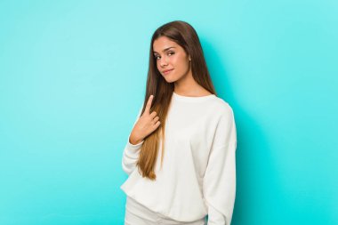 Genç, sıska bir kadın seni işaret ediyor. Sanki seni davet ediyormuş gibi..