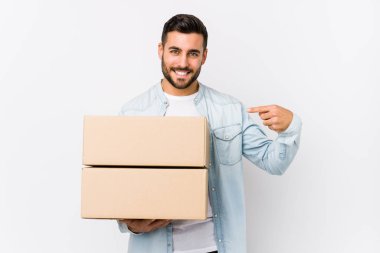 Yeni bir eve taşınan beyaz bir adam gömlek fotokopisini elle gösteren, gururlu ve kendinden emin birini işaret ediyor.