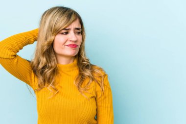 Sarışın, beyaz bir kadın başının arkasına dokunuyor, düşünüyor ve bir seçim yapıyor..