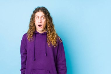 Uzun saçlı adam gördüğü bir şey yüzünden şok olmuş gibi davranıyor..