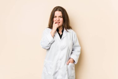 Tırnak yiyen genç doktor kadın, gergin ve çok endişeli..