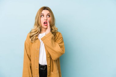 Sarışın, güzel, izole bir kadın gizli bir sıcak fren haberi veriyor ve yan bakıyor.