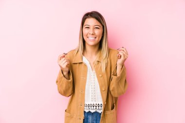 Kafkasyalı genç bir kadın izole edilmiş neşeli gülüşler sergiliyor. Mutluluk kavramı.